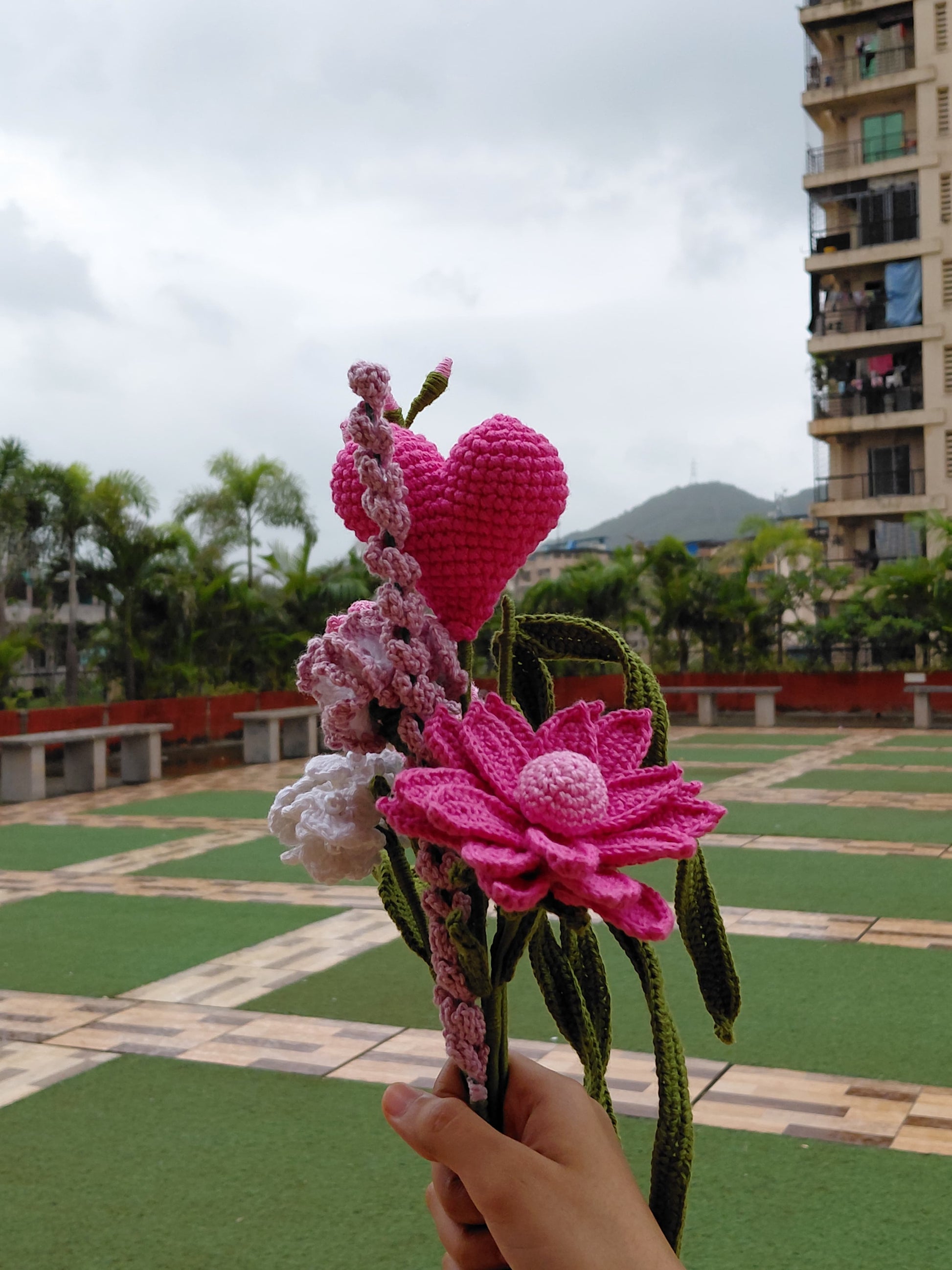 Eco-friendly crochet flower bouquet in pink and white with heart plushie, handmade romantic gift for Valentine’s Day and home décor.