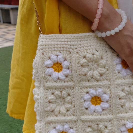 Unique crochet shoulder bag with daisy flower design and golden chain strap, perfect for daily use and special gift ideas.