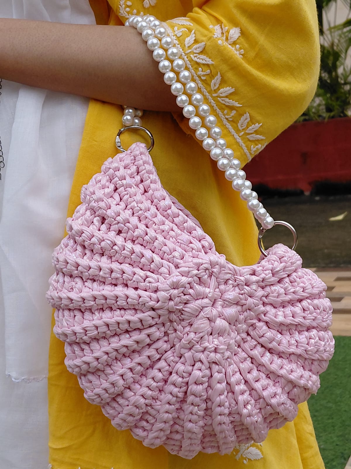 Crochet shell bag, pink pearl handbag, handmade beachy purse, elegant artisan bag.